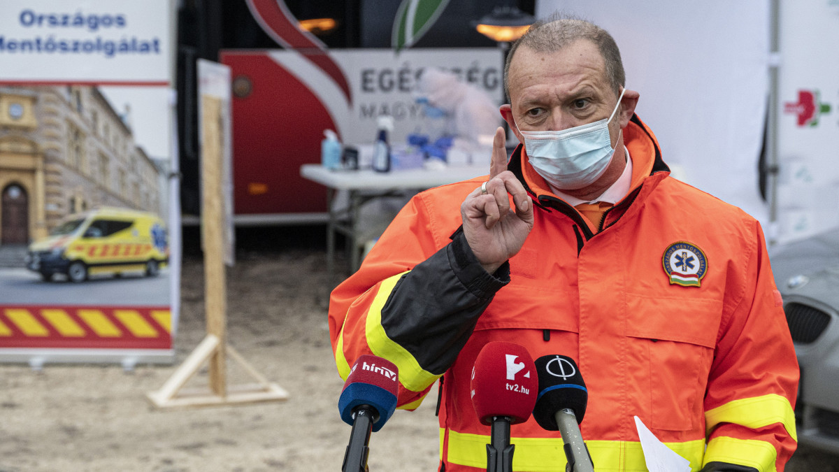 Győrfi Pál, az Országos Mentőszolgálat szóvivője a pilisvörösvári szűrőbuszos tesztelés sajtótájékoztatóján 2020. december 11-én. A Nemzeti Népegészségügyi Központ buszai is segítik a koronavírus-gyanús esetek kiszűrését.