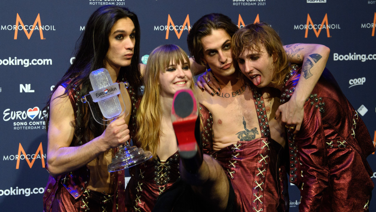 23 May 2021, Netherlands, Rotterdam: Guitarist Ethan (l-r), bassist Victoria, singer Damiano and guitarist Thomas of the band Maneskin (Italy) rejoice after winning the Eurovision Song Contest (ESC) during a photocall. Photo: Soeren Stache/dpa-Zentralbild/dpa (Photo by Soeren Stache/picture alliance via Getty Images)