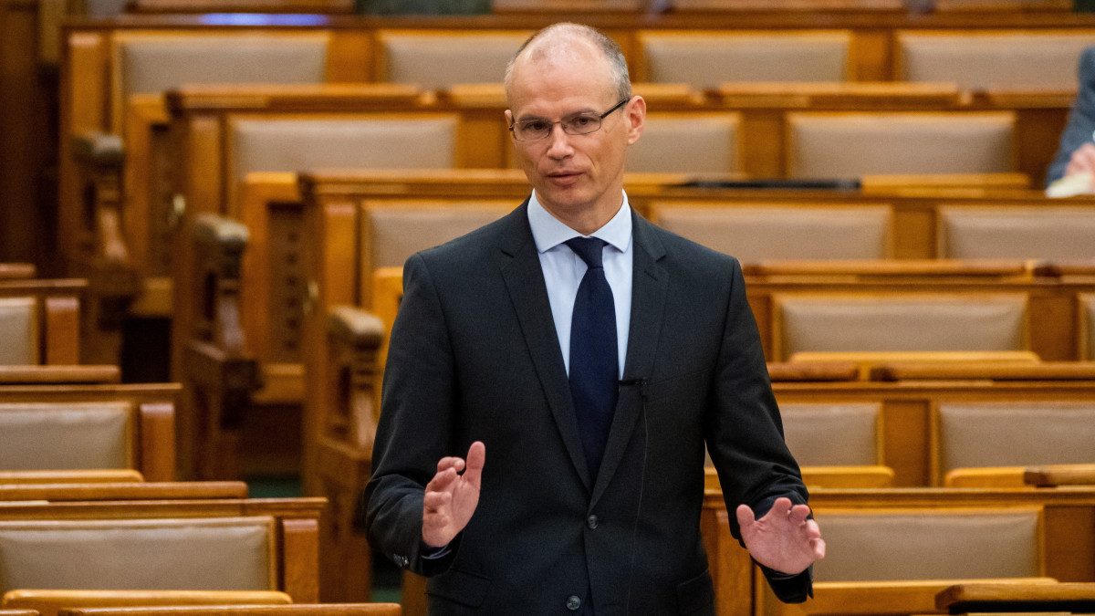 Banai Péter Benő, a Pénzügyminisztérium államháztartásért felelős államtitkára felszólal a 2022-es költségvetési törvényjavaslat általános vitájában az Országgyűlés plenáris ülésén 2021. május 19-én.