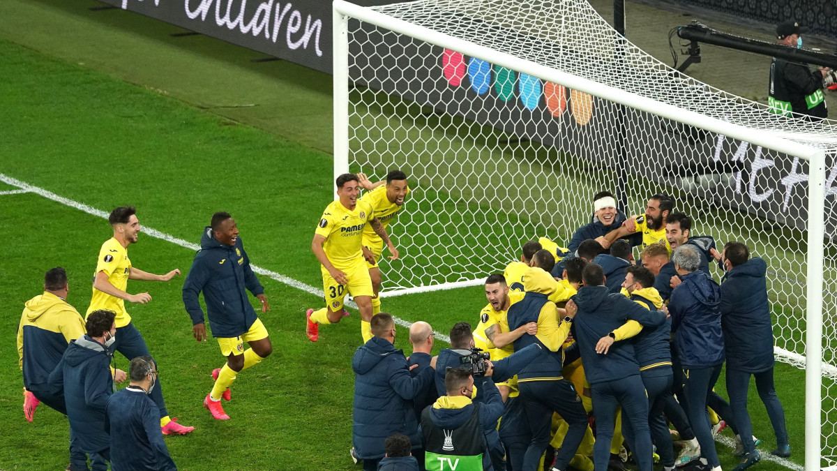 A Villarreal játékosai a labdarúgó Európa-liga döntőjében a Manchester United ellen játszott és 1-1-es döntetlennel végződött mérkőzés büntetőpárbajának megnyerése után a gdanski Gdansk Arénában 2021. május 26-án.