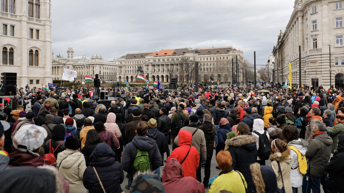 A Szabad bíróság! Szabad Gyöngyöspata! vonulós tüntetés résztvevői a Kossuth téren 2020. február 23-án. A demonstrációt a Szabad Bíróság Szabad Gyöngyöspata, az Amnesty International Magyarország, a TASZ, az 1 Magyarország Kezdeményezés, a Szociális Csomagküldő Mozgalom (Szocsoma), az Idetartozunk Egyesület és a Főnix Mozgalom szervezte.