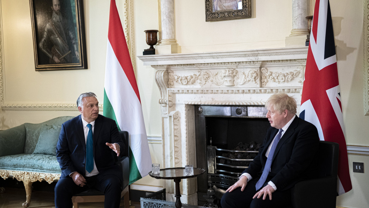 A Miniszterelnöki Sajtóiroda által közreadott Boris Johnson brit kormányfő (j) fogadja magyar hivatali partnerét Orbán Viktort a londoni kormányfői rezidencián, a Downing Street 10-ben 2021. május 28-án.