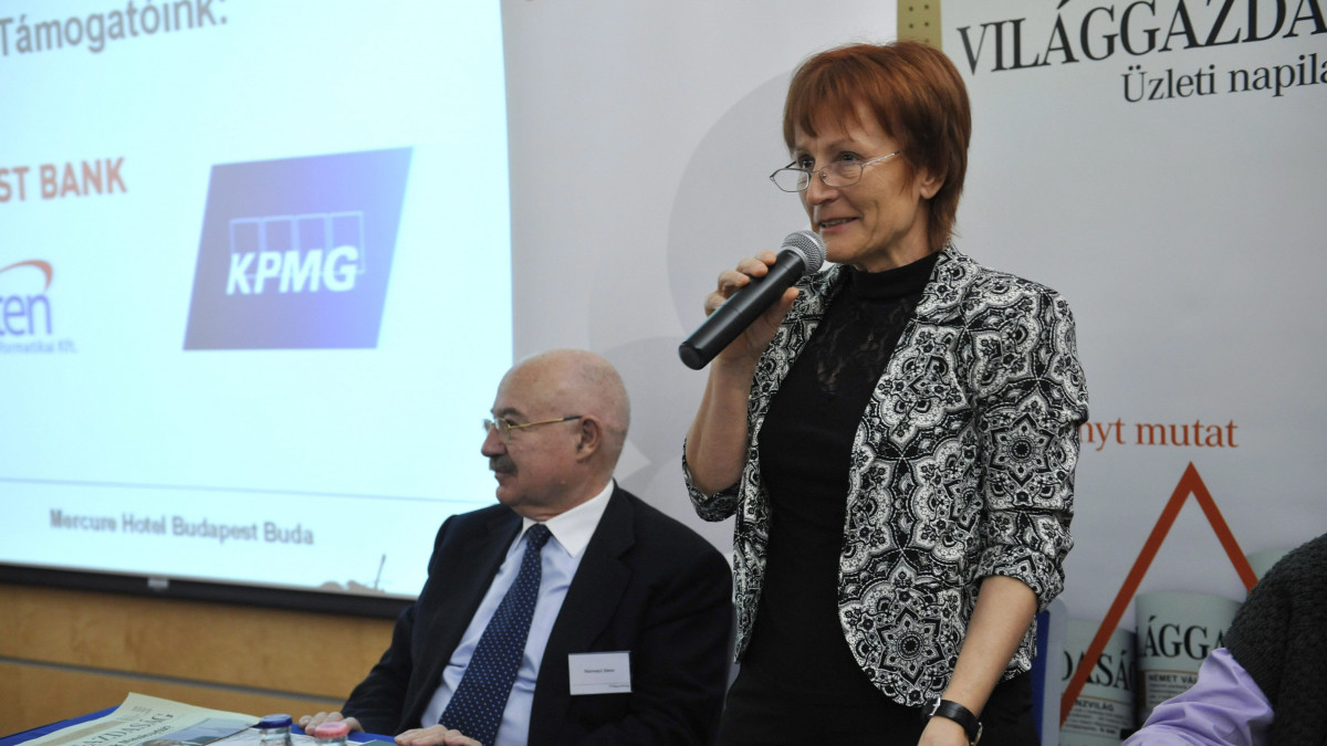 Kocsi Ilona, a Világgazdaság főmunkatársa beszél, mellette Martonyi János külügyminiszter (b) a Világgazdaság üzleti napilap gazdasági kilátásokról szóló konferenciáján, a budapesti Mercure Hotelban 2013. február 7-én.