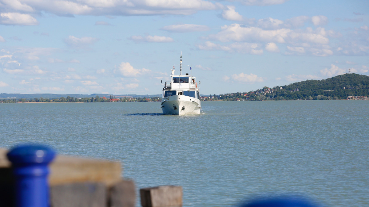 A Balatoni Hajózási (Bahart) Zrt. Nemzeti Regatta nevű hajója érkezik a badacsonyi hajókikötőhöz 2021. május 18-án. A társaság idén ünnepli a balatoni hajózás 175. évfordulóját.