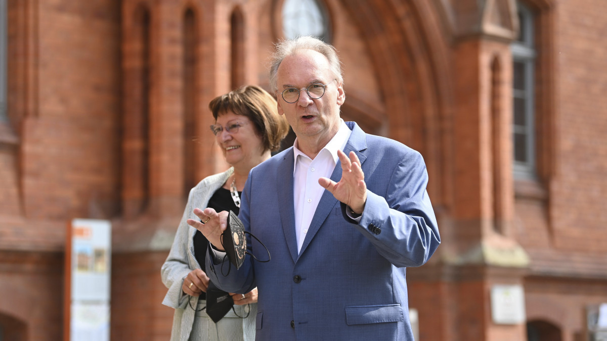 Reiner Haseloff, az egykori NDK területén fekvő Szász-Anhalt tartomány miniszterelnöke, a Kereszténydemokrata Unió (CDU) jelöltje (j) és felesége, Gabriela (k), miután leadták szavazatukat a tartományi törvényhozási (Landtag-) választáson egy wittenbergi szavazóhelyiségben 2021. június 6-án.