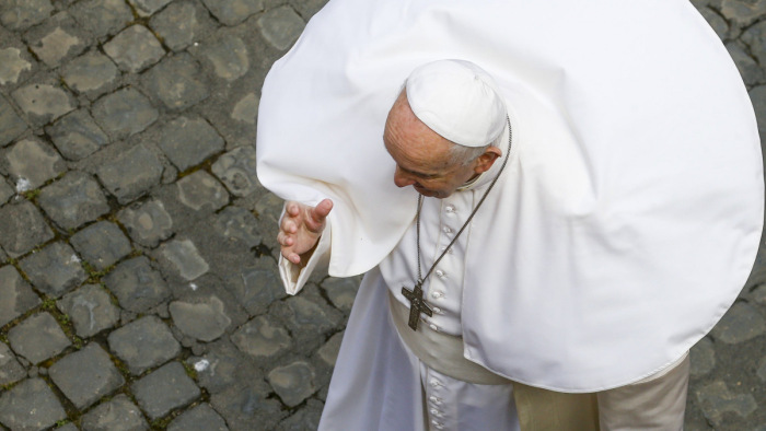 Ferenc pápa a szenvedő és elhunyt migránsokért imádkozott