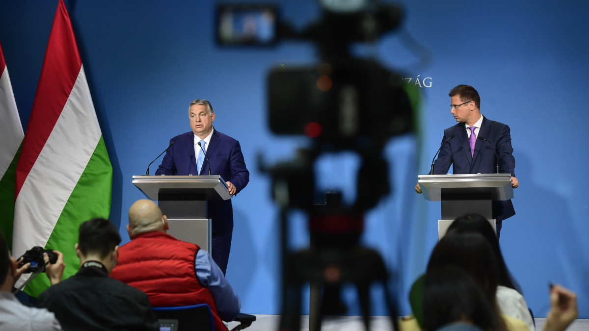 Orbán Viktor miniszterelnök (b) és Gulyás Gergely, a Miniszterelnökséget vezető miniszter a Kormányinfó sajtótájékoztatón a Miniszterelnöki Kabinetiroda sajtótermében 2021. június 10-én.