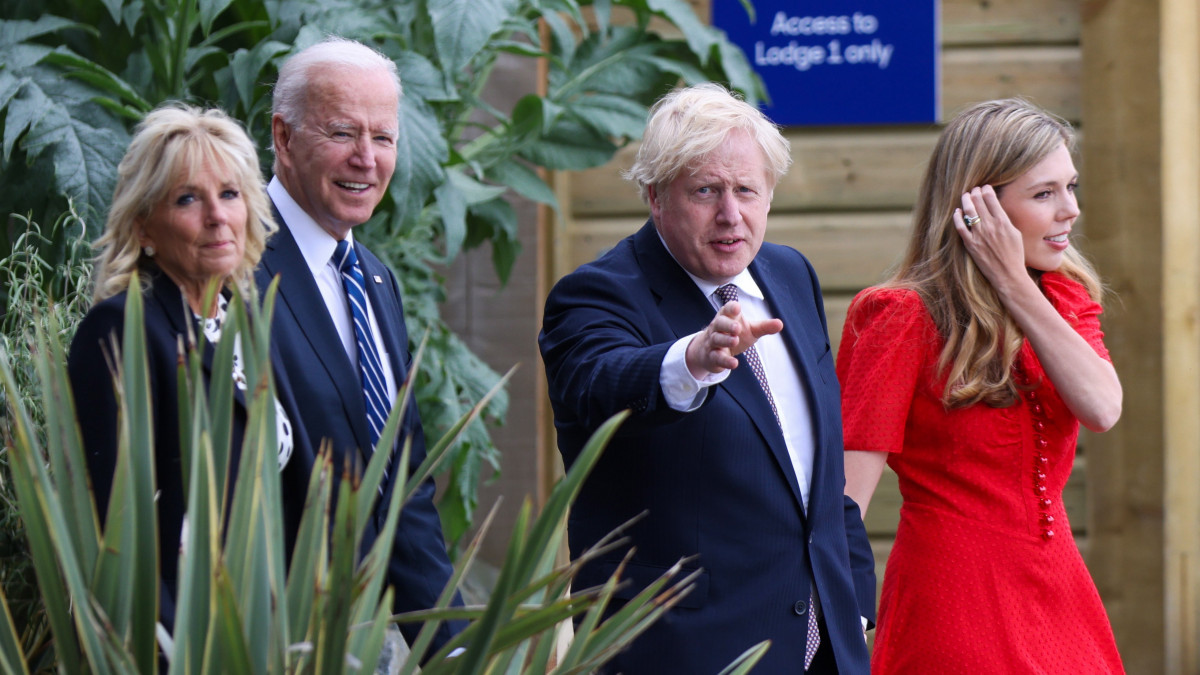 Joe Biden amerikai elnök (b2), felesége, Jill Biden (b), Boris Johnson brit miniszterelnök (j2) és neje, Carrie Johnson társaságában az angliai Cornwall grófságban fekvő Carbis Bayben 2021. június 10-én. Biden a világ iparilag legfejlettebb hét államát tömörítő csoport, a G7 csúcstalálkozójára érkezett Nagy-Britanniába.