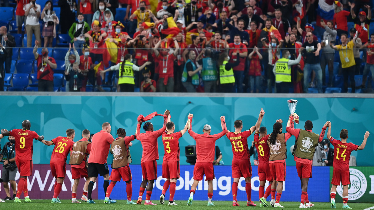 A belga szurkolóikkal ünnepelnek, miután 3-0-ra győztek Oroszország ellen a világméretű koronavírus-járvány miatt 2021-re halasztott 2020-as labdarúgó Európa-bajnokság B csoportjának első fordulójában a szentpétervári Kresztovszkij Stadionban 2021. június 12-én.