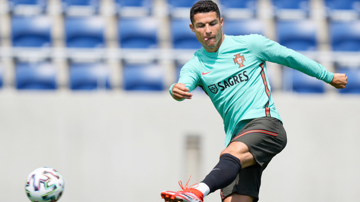 Cristiano Ronaldo a portugál labdarúgó-válogatott edzésén a budapesti Illovszky Rudolf Stadionban 2021. június 12-én. A koronavírus-járvány miatt 2021-re halasztott 2020-as labdarúgó Európa-bajnokság F csoportjában szereplő portugál válogatott Magyarország ellen lép pályára június 15-én Budapesten.