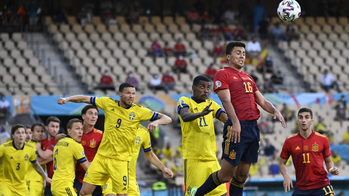  A spanyol Rodrigo (b) fejel a világméretű koronavírus-járvány miatt 2021-re halasztott 2020-as labdarúgó Európa-bajnokság E csoportjának első fordulójában játszott Spanyolország-Svédország mérkőzésen a sevillai La Cartuja stadionban 2021. június 14-én.