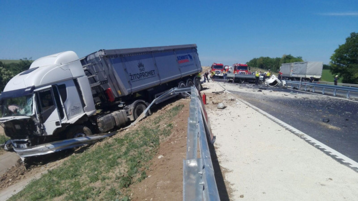 Halálos áldozata is van a 8-as úton történt kamionbalesetnek