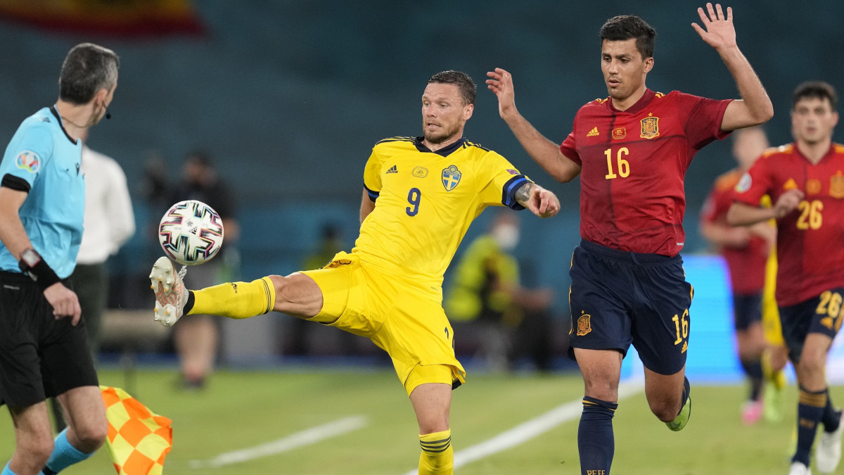 A svéd Marcus Berg (j2) és a spanyol Rodrigo Hernández (b2) a világméretű koronavírus-járvány miatt 2021-re halasztott 2020-as labdarúgó Európa-bajnokság E csoportjának első fordulójában játszott Spanyolország-Svédország mérkőzésen a sevillai La Cartuja stadionban 2021. június 14-én.