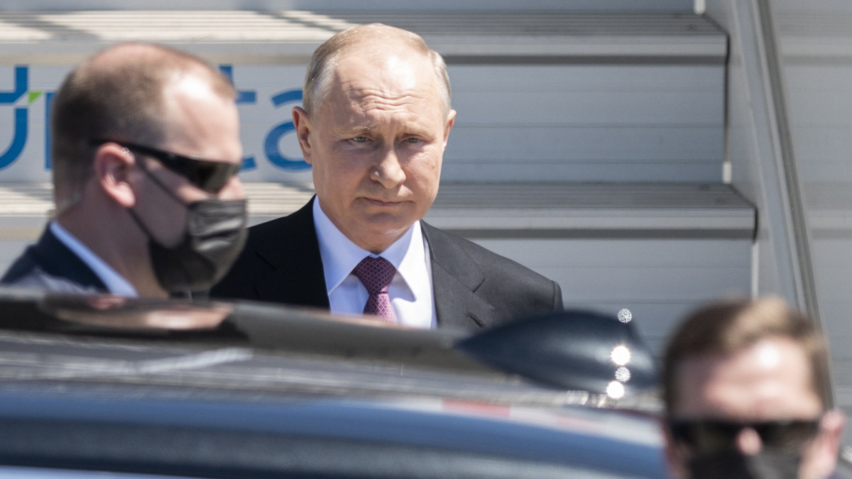 Vlagyimir Putyin orosz elnök megérkezik Genfbe 2021. június 16-án, a Joe Biden amerikai elnökkel tartandó csúcstalálkozója előtt.