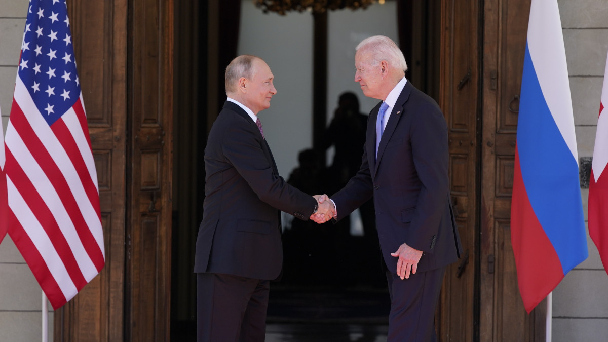 Vlagyimir Putyin orosz (b) és Joe Biden amerikai elnök köszönti egymást a Genfi-tó partján található La Grange-villában rendezett csúcstalálkozójuk előtt 2021. június 16-án.