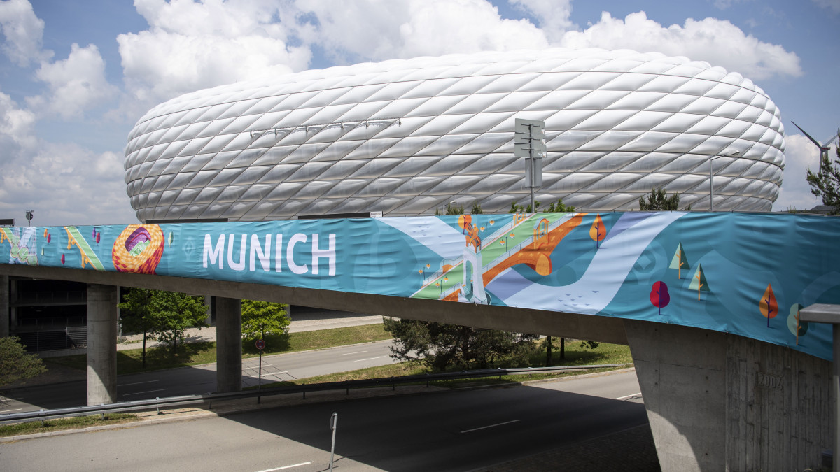 A koronavírus-járvány miatt 2021-re halasztott 2020-as labdarúgó Európa-bajnokság reklámja a müncheni Allianz Aréna előtt 2021. június 10-én. Itt játszik Németország ellen a magyar válogatott az Eb F csoportjában június 23-án.