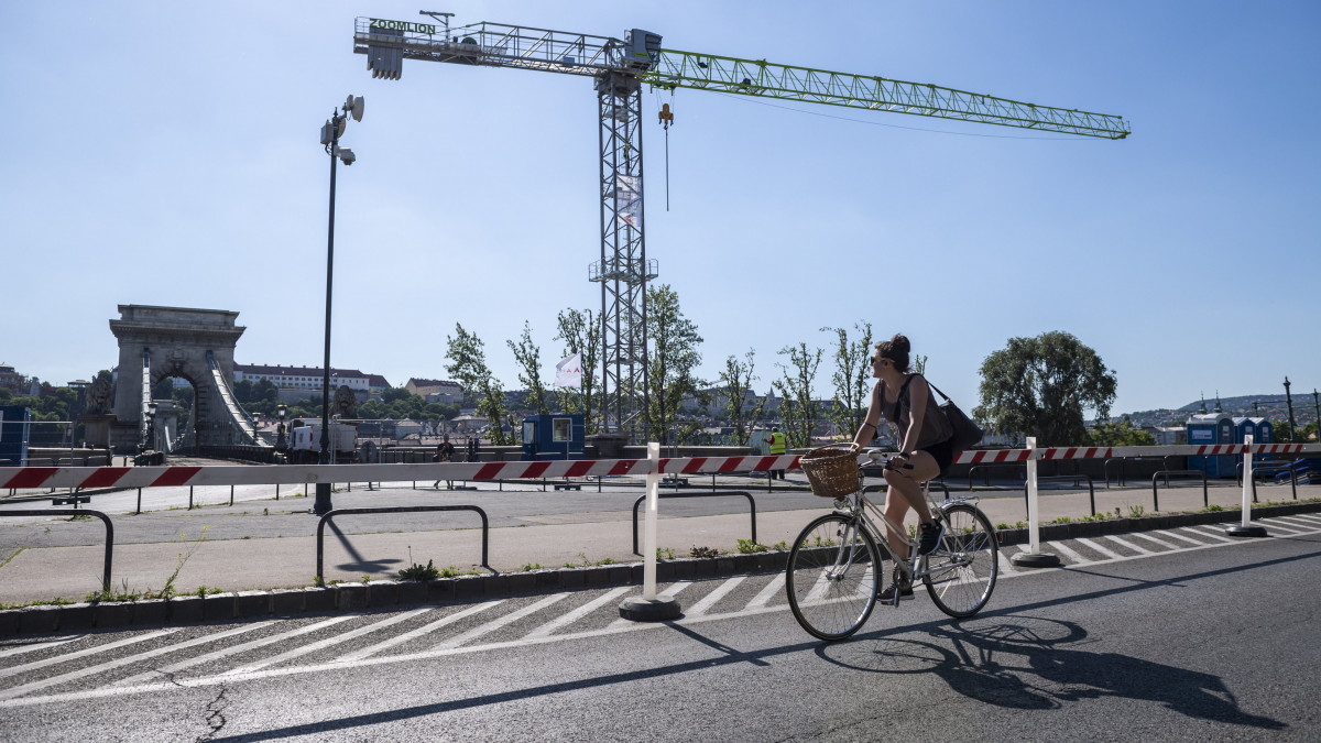 A felújítás alatt álló Lánchíd 2021. június 16-án. Ezen a napon teljesen lezárták a Lánchidat és környezetét a gyalogos és a közúti forgalom elől a felújítás idejére, várhatóan másfél évre.