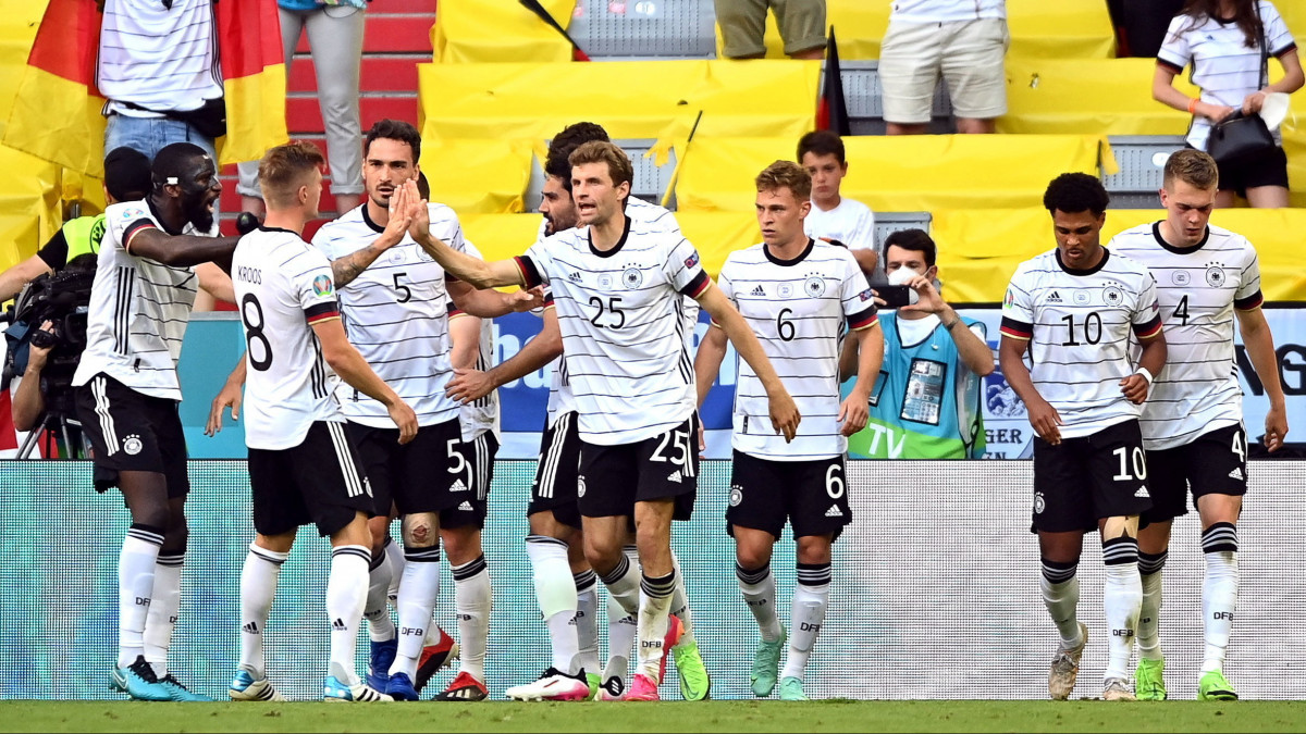 A német játékosok ünnepelnek, miután a német Kai Havertz megszerezte csapata első gólját a koronavírus-járvány miatt 2021-re halasztott 2020-as labdarúgó Európa-bajnokság F csoportjának második fordulójában játszott Portugália-Németország mérkőzésen Münchenben 2021. június 19-én.