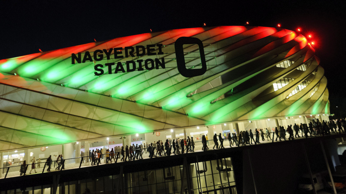 A kivilágított debreceni Nagyerdei Stadion az avatóünnepség után 2014. május 1-jén.