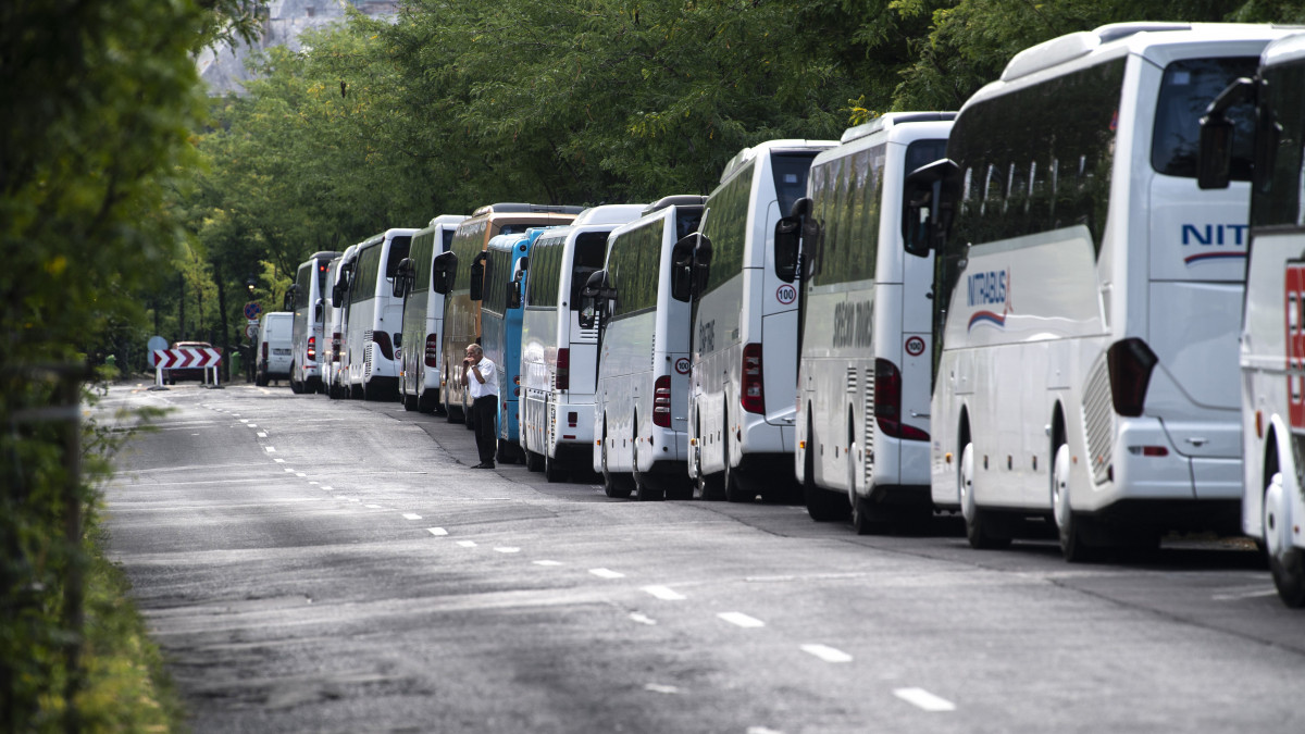 Turistákat szállító buszok sorakoznak a budai Várban, a Palota úton 2018. július 27-én.