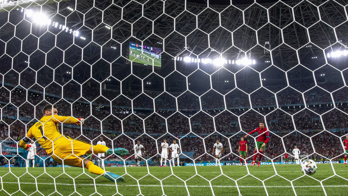 A portugál Cristiano Ronaldo gólja a koronavírus-járvány miatt 2021-re halasztott 2020-as labdarúgó Európa-bajnokság F csoportjának utolsó fordulójában játszott Portugália - Franciaország mérkőzésen a Puskás Arénában 2021. június 23-án. Portugália-Franciaország 2-2.