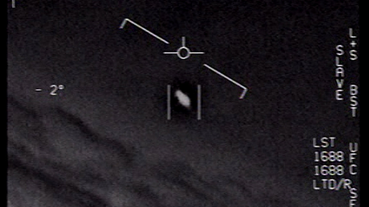Az Amerikai Védelmi Minisztérium, a Pentagon által 2020. április 29-én közreadott, az Amerikai Haditengerészet videofelvételéről készített kép egy azonosítatlan légi jelenségről egy ismeretlen helyszínen. A minisztérium által közzétett három videofelvételen szereplő objektumokat a mai napig nem tudták azonosítani. A felvételeken egyébként 2004-es, illetve 2015-ös gyakorlórepülések során készített képek láthatóak.