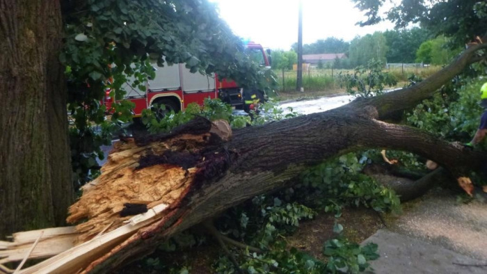 A pénteki pusztítás nyomait igyekszik eltüntetni a katasztrófavédelem - fotók