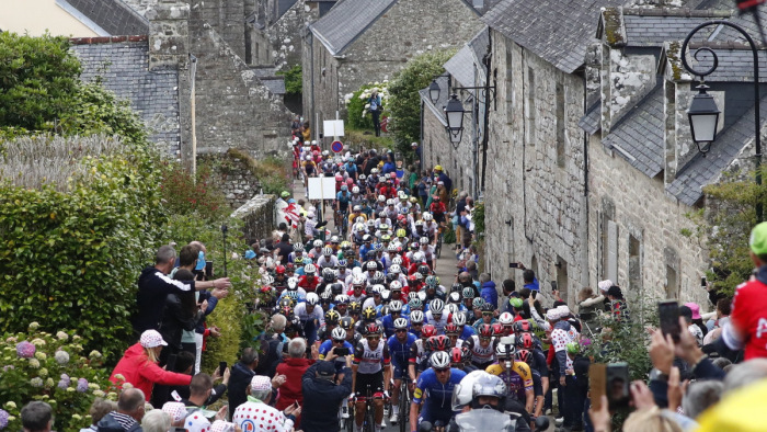 Tour de France - Tömegbukások és Alaphilippe sikere a nyitányon