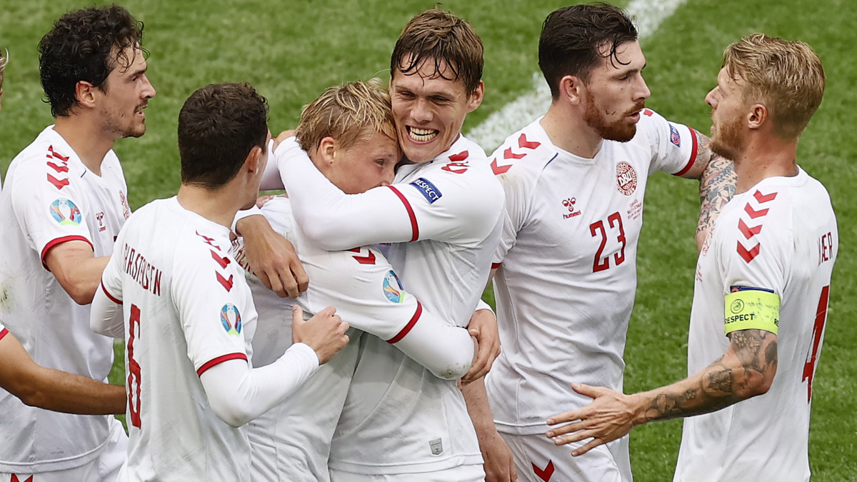 A dán Kasper Dolberg (b3) játékostársaival, miután megszerezte csapata első gólját a világméretű koronavírus-járvány miatt 2021-re halasztott 2020-as labdarúgó Európa-bajnokság nyolcaddöntőjének Wales-Dánia mérkőzésén Amszterdamban 2021. június 26-án.