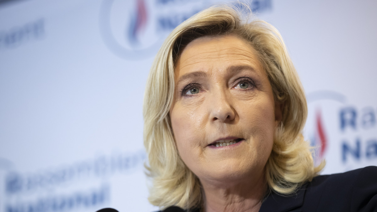 Marine Le Pen, a Nemzeti Tömörülés párt vezetője sajtóértekezletet tart a Párizs melletti Nanterre-ben a franciaországi regionális választások második fordulójának estéjén, 2021. június 27-én.