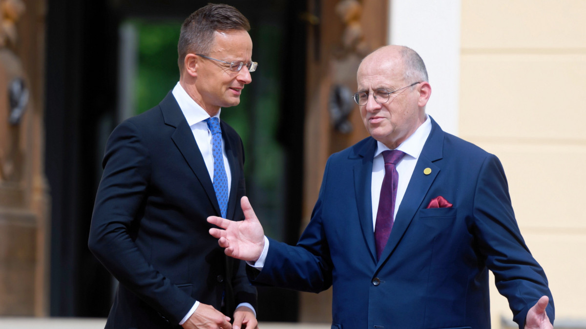 Szijjártó Péter külgazdasági és külügyminiszter (b) és lengyel hivatali partnere, Zbigniew Rau (j) a visegrádi (V4) és a nyugat-balkáni országok külügyminisztereinek találkozóján a lengyelországi Rogalinban 2021. június 28-án.