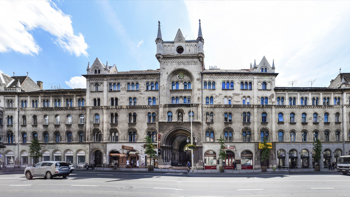 A Luther-ház panorámaképe a Rákóczi út 57-ben. A hatalmas palota valaha a pesti szlovák evangélikus gyülekezeté volt, és körbefog egy templomot. MTVA/Bizományosi: Róka László  *************************** Kedves Felhasználó!