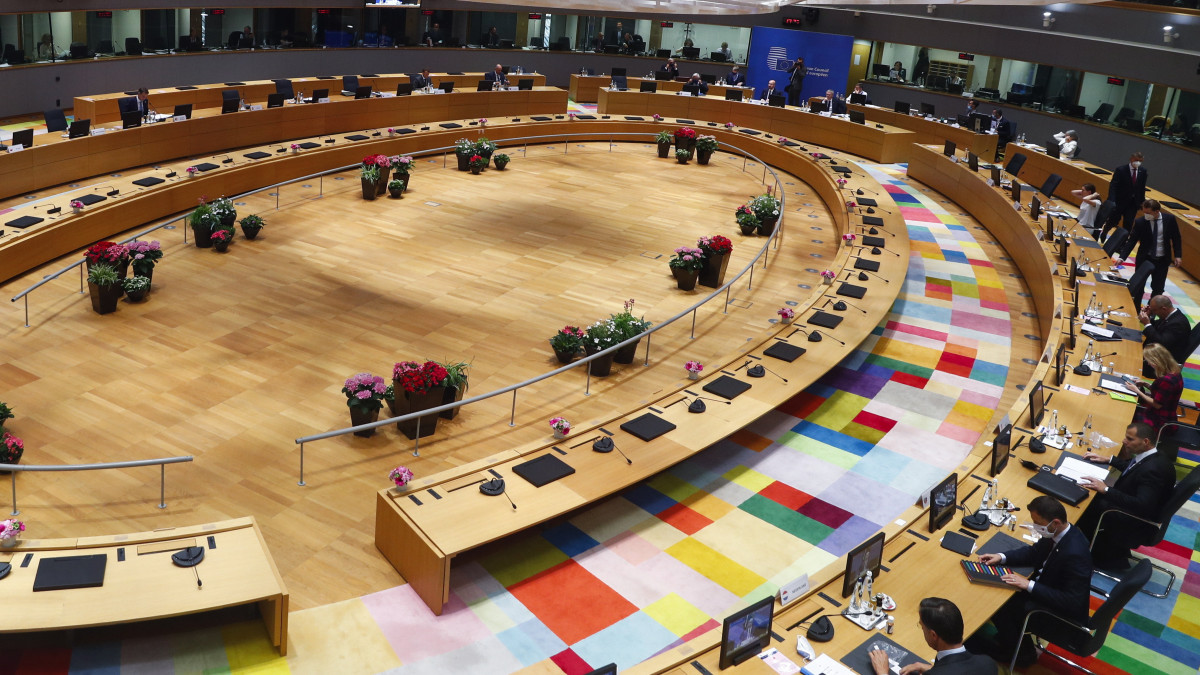 Az ülésteremről készült kép az európai uniós tagországok állam-, illetve kormányfőinek kétnapos csúcstalálkozójának második napi tanácskozása előtt Brüsszelben 2021. június 25-én.
