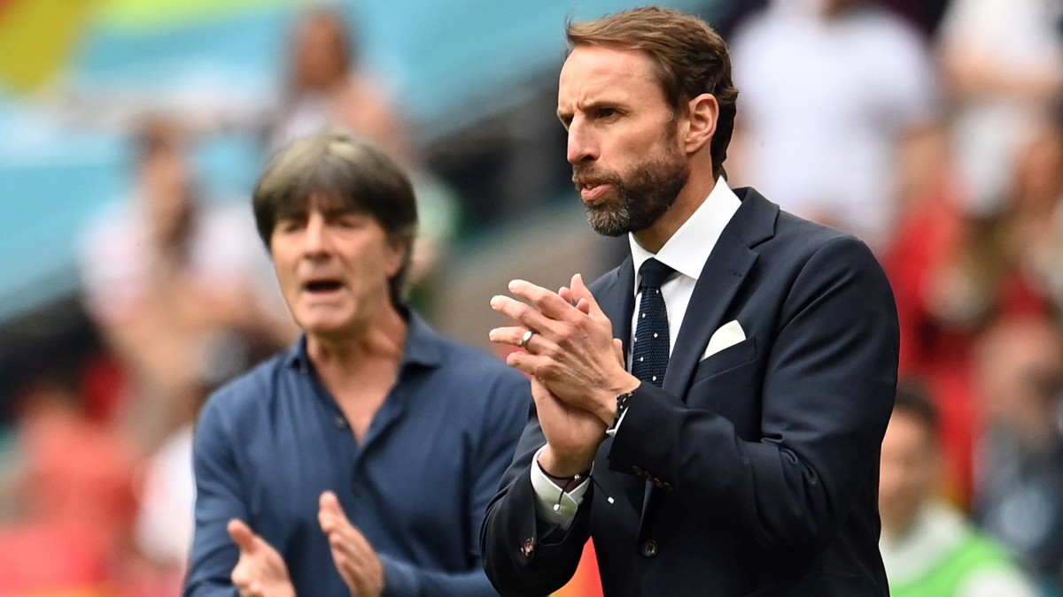 Gareth Southgate angol (j) és Joachim Löw német szövetségi kapitány a koronavírus-járvány miatt 2021-re halasztott 2020-as labdarúgó Európa-bajnokság nyolcaddöntőjének Anglia-Németország mérkőzésén a londoni Wembley stadionban 2021. június 29-én.