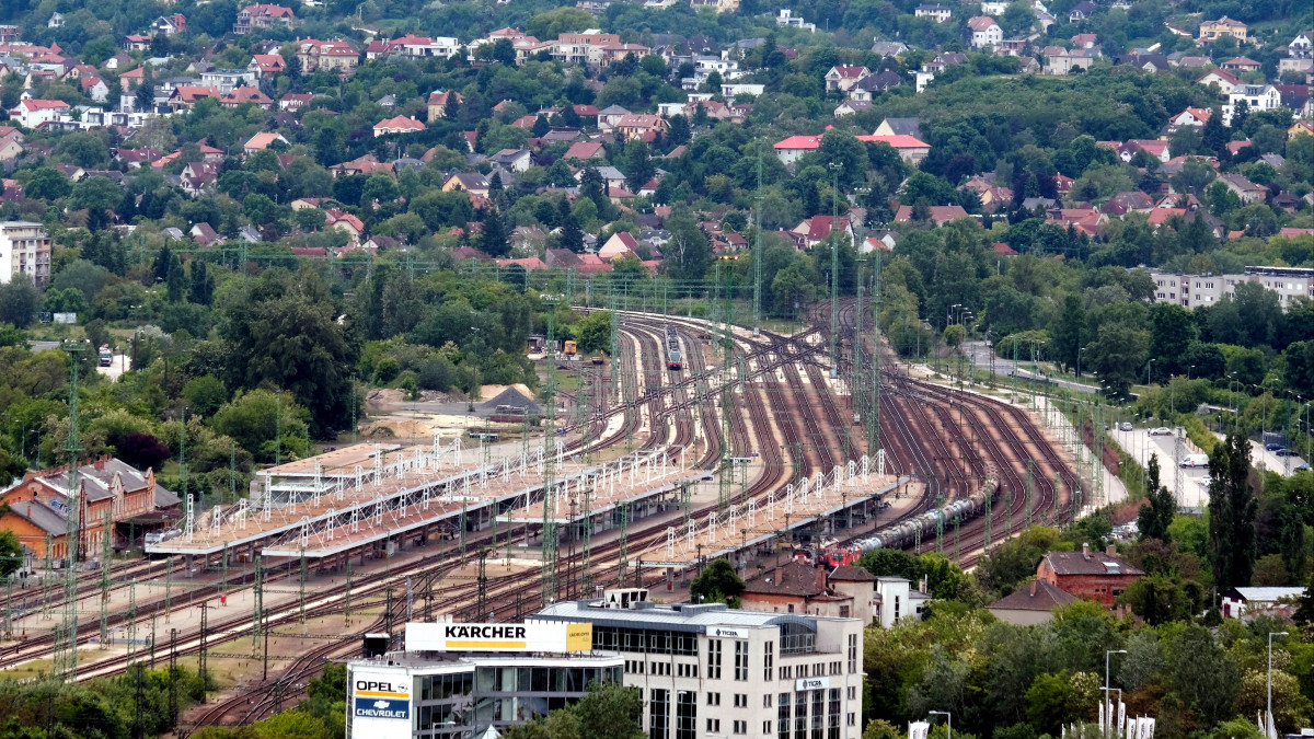 A főváros látképe a Duna-Ipoly Nemzeti Park Sas-hegy Természetvédelmi Területről a főváros XI. kerületére a Kelenföldi pályaudvar vágányaira. MTVA/Bizományosi: Nagy Zoltán  *************************** Kedves Felhasználó!