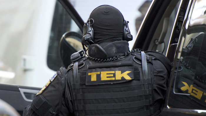 Ismét őrjöngő férfihoz hívtak rendőrt Budapesten, a TEK-et is be kellett vetni