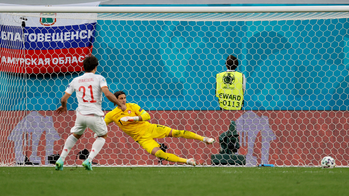 SAINT PETERSBURG, RUSSIA - JULY 02: Mikel Oyarzabal of Spain scores the winning penalty past Yann Sommer of Switzerland in a penalty shoot out during the UEFA Euro 2020 Championship Quarter-final match between Switzerland and Spain at Saint Petersburg Stadium on July 02, 2021 in Saint Petersburg, Russia. (Photo by Anatoly Maltsev - Pool/Getty Images)