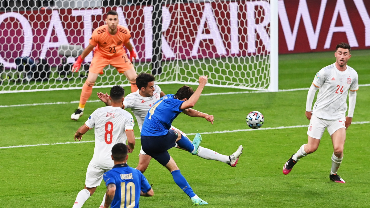 Az olasz Federico Chiesa (j2) gólt szerez csapatának a koronavírus-járvány miatt 2021-re halasztott 2020-as labdarúgó Európa-bajnokság elődöntőjének Olaszország-Spanyolország mérkőzésén Londonban 2021. július 6-án.