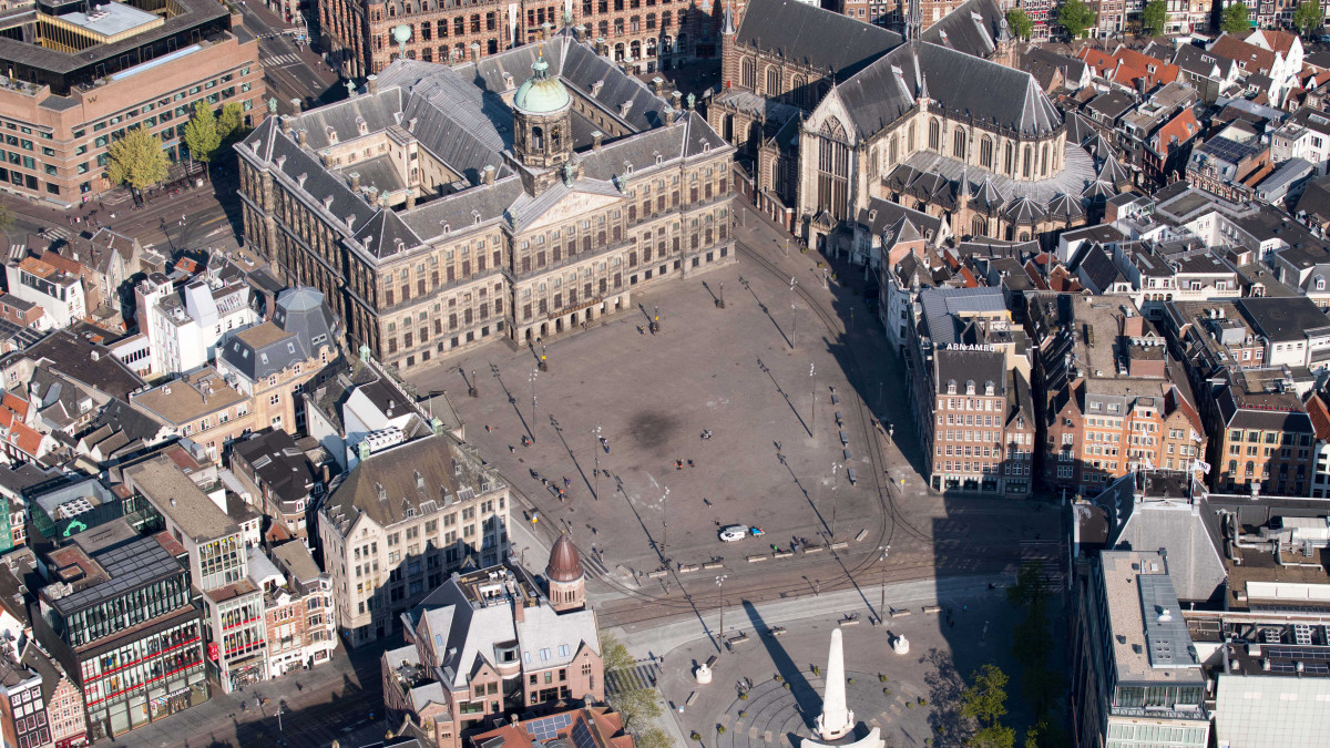 Légifelvétel az elnéptelenedett amszterdami Dam térről április 27-én, a Király Napján. A koronavírus-járvány miatt az ilyenkor szokásos ünnepségeket nem tartották meg.