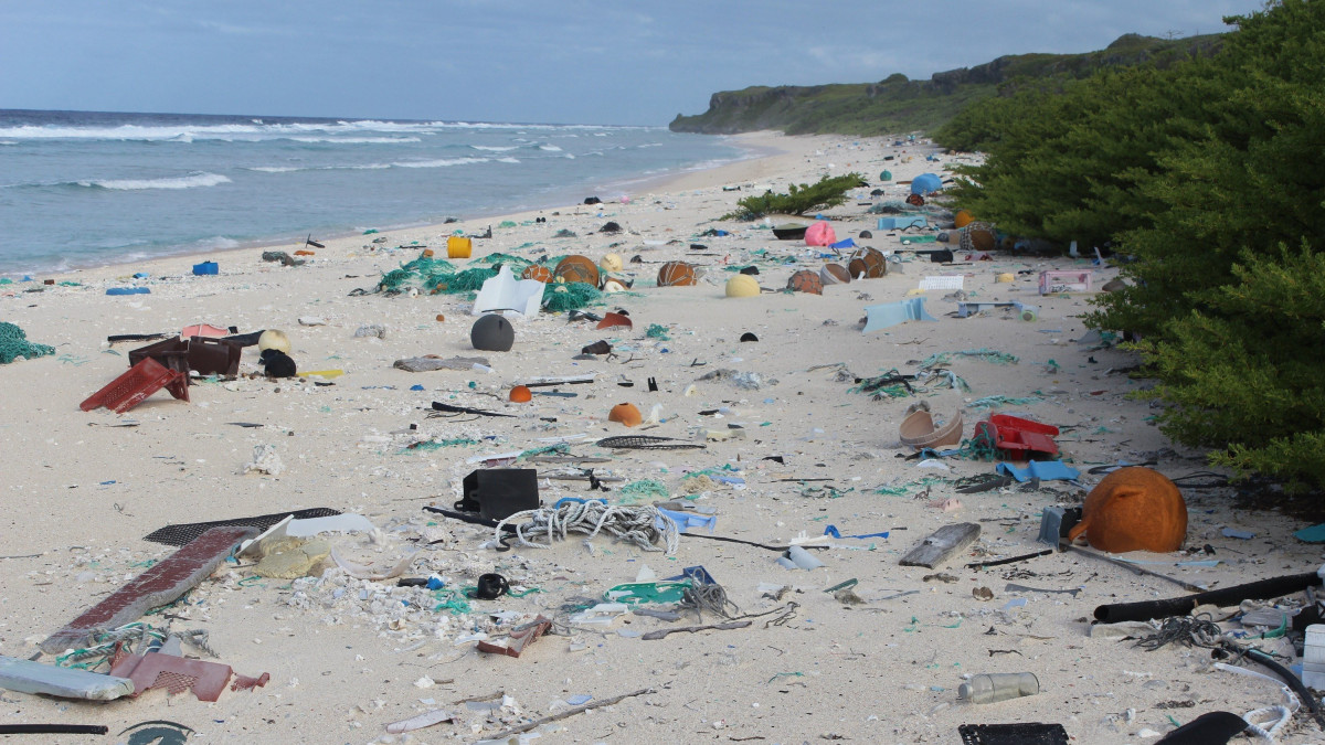 Henderson-sziget, 2017. május 16.A tengeri és sarkvidékkutató intézet (IMAS) által 2017. május 16-án közreadott dátummegjelölés nélküli képen szeméthalom borítja a Henderson-sziget keleti partját. A világ egyik leginkább elhagyatott helyéről kiderült, hogy az egyik legszennyezettebb, 18 tonna, 38 millió darab szemetet találtak a szigeten, ami egyébként egy lakatlan atoll. A hulladék 99,8 százaléka műanyag, ennek 68 százaléka pedig nem is látszik elsőre, mert már a föld alatt van. Naponta 13000 új szemétdarabot mos partra az óceán. (MTI/EPA/IMAS/Jennifer Lavers)