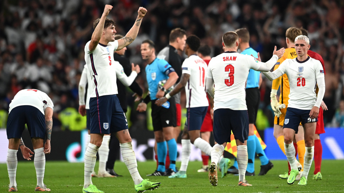 Az angol játékosok ünnepelnek a koronavírus-járvány miatt 2021-re halasztott 2020-as labdarúgó Európa-bajnokság elődöntőjében játszott Anglia-Dánia mérkőzés végén a londoni Wembley stadionban 2021. július 7-én. Az angol válogatott 2-1-re győzött.