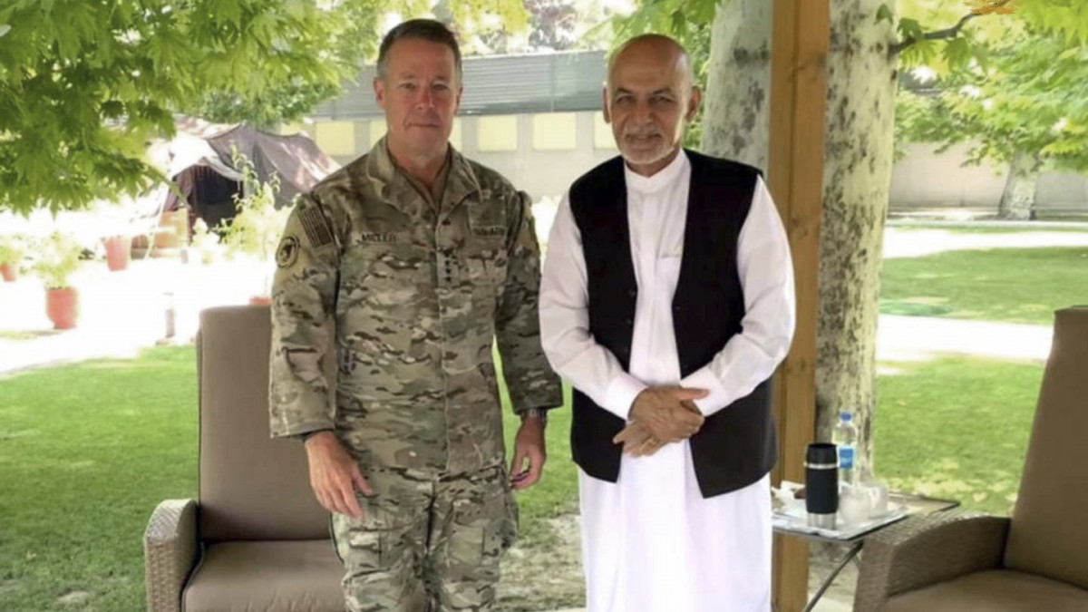 Asraf Gáni afgán elnök (j) Austin S. Millert, az amerikai szárazföldi hadsereg tábornokát, az Afganisztánban állomásozó amerikai csapatok parancsnokát fogadja kabuli rezidenciáján 2021. július 2-án. Az amerikai csapatok kivonása Afganisztánból május 1-jén megkezdődött, a bagrami légi támaszpontról már távoztak az amerikai katonák.
