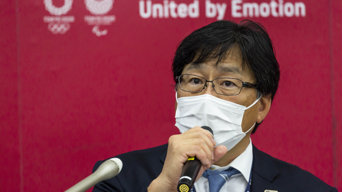 Hidenori Szuzuki, a világméretű koronavírus-járvány miatt 2021-re halasztott 2020-as tokiói nyári olimpia ügyvezető igazgató-helyettese, a jegyértékesítés marketing igazgatója sajtótájékoztatót tart Tokióban 2021. július  9-én. Az olimpia szervezői az előző napon jelentették be, hogy a koronavírus-járvány miatt még a japán nézőket sem engedik be az ötkarikás játékokra, amelyet így szurkolók nélkül rendeznek meg.