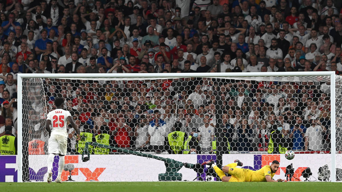 Gianluigi Donnarumma olasz kapus védi az angol Bukayo Saka tizenegyesét a koronavírus-járvány miatt 2021-re halasztott 2020-as labdarúgó Európa-bajnokság döntőjében játszott Olaszország-Anglia mérkőzés végén a londoni Wembley stadionban 2021. július 11-én. Olaszország az 1-1-es döntetlennel zárult rendes játékidőt követő hosszabbítás utáni büntetőpárbajban 3-2-re győzött, és 1968 után másodszor lett a kontinens legjobbja.