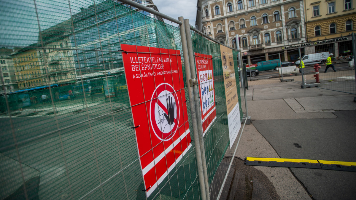 Tájékoztató táblák a felújítás alatt álló fővárosi Blaha Lujza téren 2021. július 12-én. Ezen a napon megkezdődtek a munkálatok téren. Az első ütemben az aluljáró födémjét szigetelik, ezért 10-12 hétig komolyabb forgalomkorlátozásra kell számítani a csomópontban. A tér felújítása várhatóan 2022 végére fejeződik be.