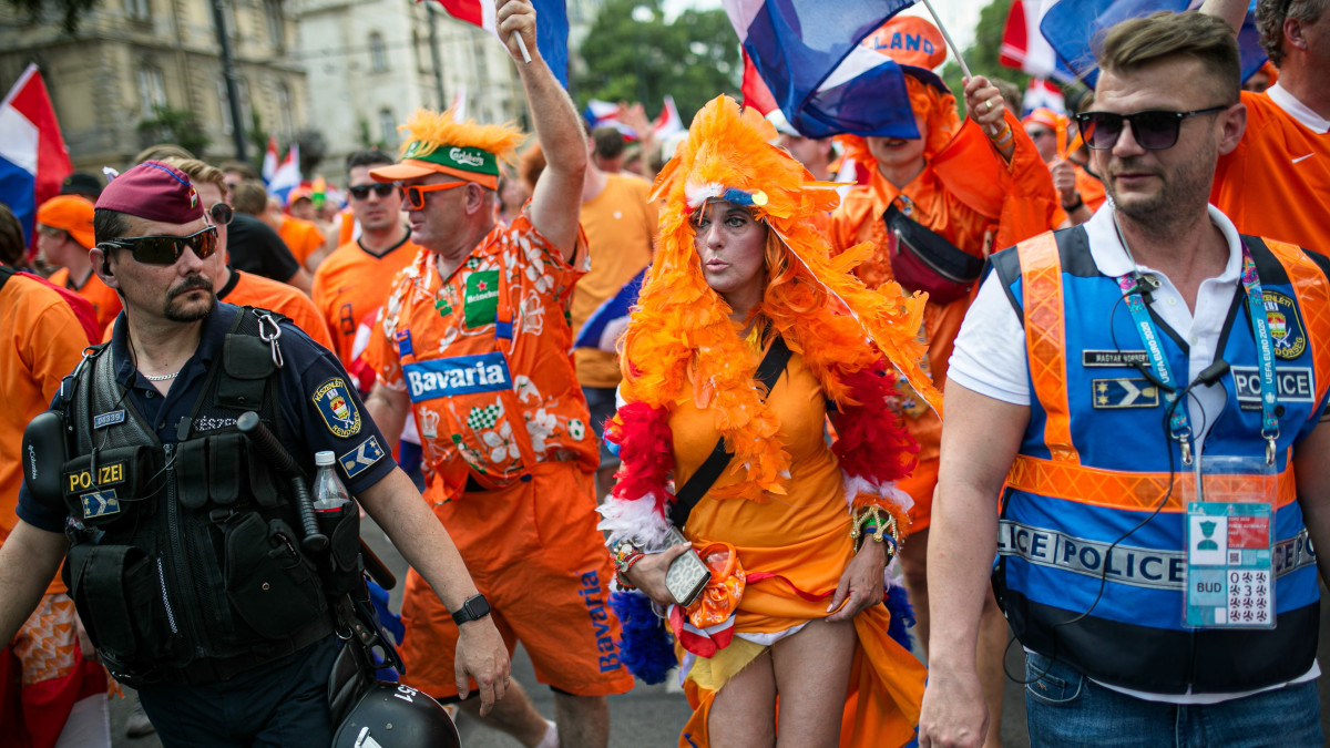 Holland szurkolók Budapesten, a Dózsa György úton a koronavírus-járvány miatt 2021-re halasztott 2020-as labdarúgó Európa-bajnokság nyolcaddöntője előtt 2021. június 27-én. A holland válogatott a Puskás Arénában lép pályára Csehország ellen.