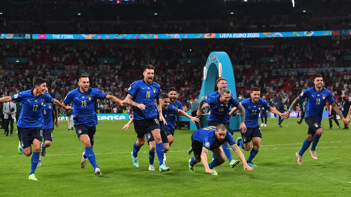 Olasz játékosok ünnepelnek a koronavírus-járvány miatt 2021-re halasztott 2020-as labdarúgó Európa-bajnokság döntőjében játszott Olaszország-Anglia mérkőzés végén a londoni Wembley stadionban 2021. július 11-én. Olaszország az 1-1-es döntetlennel zárult rendes játékidőt követő hosszabbítás utáni büntetőpárbajban 3-2-re győzött, és 1968 után másodszor lett a kontinens legjobbja.