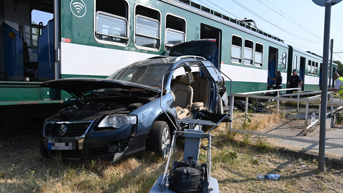 A HÉV-vel történt ütközésben összetört autó Csömörön a Major utcában 2021. július 12-én. Az összeroncsolódott autóból három sérültet feszítővágóval kellett kiszabadítani.