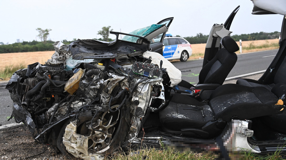 Ütközésben összeroncsolódott személygépkocsi a 6-os számú főúton, Ercsi közelében 2021. július 14-én. Az autós egy menetrend szerint közlekedő busszal ütközött frontálisan a 32-es kilométerszelvényben, a balesetben az autó sofőrje megsérült.