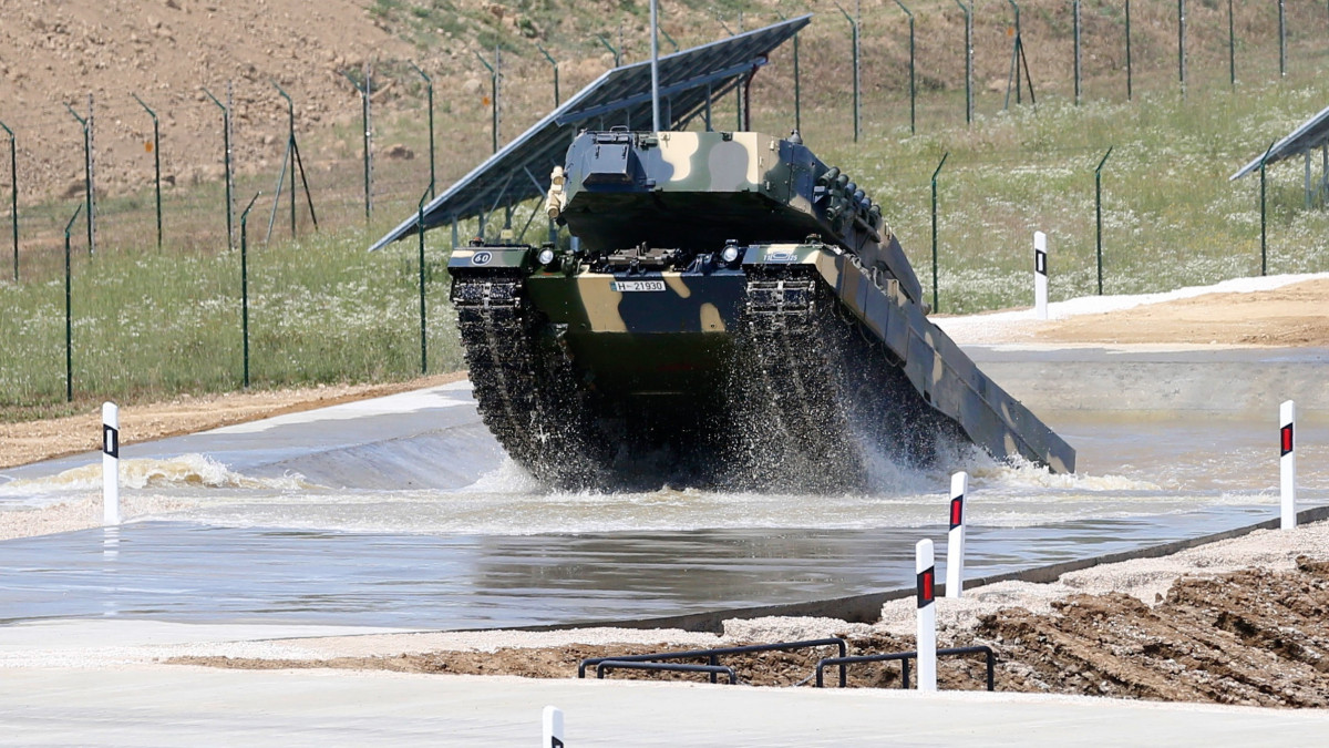 Leopard 2A4HU harcskocsi bemutatója a Zalaegerszegi ZalaZONE Rheinmetall Off-road Tesztpálya első ütemének átadása napján, 2021. július 15-én. A harcjárműveket gyártó Rheinmetall Hungary Zrt. tesztpályájának három pályaeleme a járművek sárban való tesztelését, mászóképességét és kezelhetőségét, valamint tartósságának vizsgálatát teszi lehetővé. A tesztpálya mellett épülő, Lynx gyalogsági harcjárműveket gyártó üzemet várhatóan 2023-ban adják át.